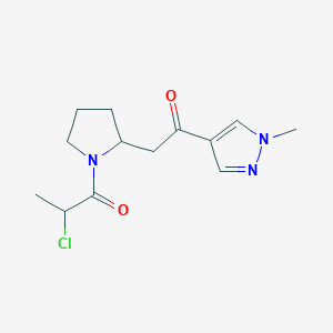 molecular formula C13H18ClN3O2 B2572376 2-chloro-1-{2-[2-(1-methyl-1H-pyrazol-4-yl)-2-oxoethyl]pyrrolidin-1-yl}propan-1-one CAS No. 2411246-15-4