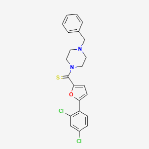 molecular formula C22H20Cl2N2OS B2572610 (4-苄基哌嗪-1-基)(5-(2,4-二氯苯基)呋喃-2-基)甲硫酮 CAS No. 941874-55-1