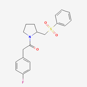 B2575050 2-(4-Fluorophenyl)-1-(2-((phenylsulfonyl)methyl)pyrrolidin-1-yl)ethanone CAS No. 1797081-64-1