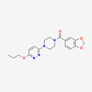 Benzo[d][1,3]dioxol-5-yl(4-(6-propoxypyridazin-3-yl)piperazin-1-yl)methanone