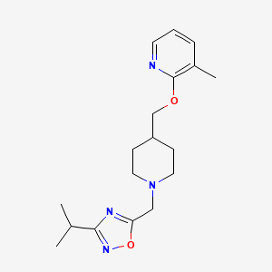 3-Methyl-2-[(1-{[3-(propan-2-yl)-1,2,4-oxadiazol-5-yl]methyl}piperidin-4-yl)methoxy]pyridine