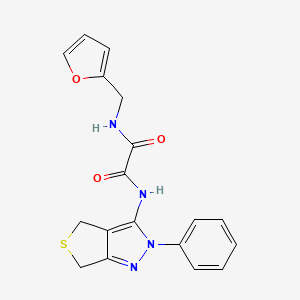 molecular formula C18H16N4O3S B2580606 N'-[(furan-2-yl)methyl]-N-{2-phenyl-2H,4H,6H-thieno[3,4-c]pyrazol-3-yl}ethanediamide CAS No. 946208-93-1