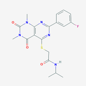 molecular formula C19H20FN5O3S B2586590 2-{[2-(3-fluorophenyl)-6,8-dimethyl-5,7-dioxo-5H,6H,7H,8H-[1,3]diazino[4,5-d]pyrimidin-4-yl]sulfanyl}-N-(propan-2-yl)acetamide CAS No. 893917-74-3