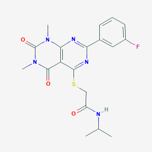 molecular formula C19H20FN5O3S B2586590 2-[7-(3-fluorophenyl)-1,3-dimethyl-2,4-dioxopyrimido[4,5-d]pyrimidin-5-yl]sulfanyl-N-propan-2-ylacetamide CAS No. 893917-74-3