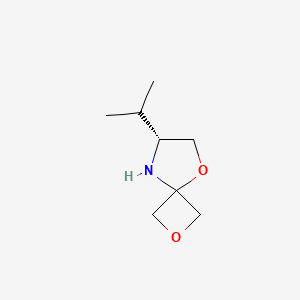 molecular formula C8H15NO2 B2586823 (7R)-7-Propan-2-yl-2,5-dioxa-8-azaspiro[3.4]octane CAS No. 1556097-27-8