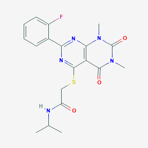 molecular formula C19H20FN5O3S B2589045 2-[7-(2-fluorophenyl)-1,3-dimethyl-2,4-dioxopyrimido[4,5-d]pyrimidin-5-yl]sulfanyl-N-propan-2-ylacetamide CAS No. 893912-12-4