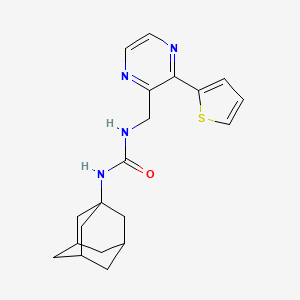 B2590750 1-((1S,3s)-adamantan-1-yl)-3-((3-(thiophen-2-yl)pyrazin-2-yl)methyl)urea CAS No. 2109459-32-5
