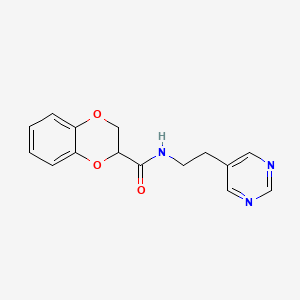 molecular formula C15H15N3O3 B2592022 N-(2-(pyrimidin-5-yl)ethyl)-2,3-dihydrobenzo[b][1,4]dioxine-2-carboxamide CAS No. 2034511-58-3