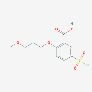 molecular formula C11H13ClO6S B2592574 5-(Chlorosulfonyl)-2-(3-methoxypropoxy)benzoic acid CAS No. 1184228-53-2