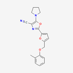 B2592884 5-(Pyrrolidin-1-yl)-2-(5-((o-tolyloxy)methyl)furan-2-yl)oxazole-4-carbonitrile CAS No. 941912-30-7