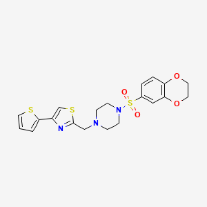 molecular formula C20H21N3O4S3 B2595555 2-((4-((2,3-Dihydrobenzo[b][1,4]dioxin-6-yl)sulfonyl)piperazin-1-yl)methyl)-4-(thiophen-2-yl)thiazole CAS No. 1173084-23-5