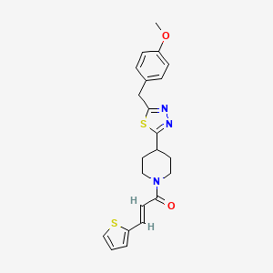 (E)-1-(4-(5-(4-methoxybenzyl)-1,3,4-thiadiazol-2-yl)piperidin-1-yl)-3-(thiophen-2-yl)prop-2-en-1-one