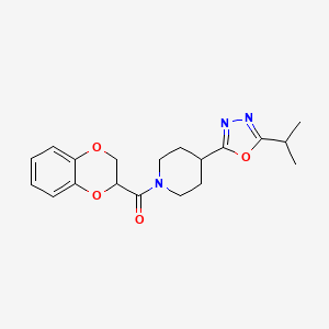 (2,3-Dihydrobenzo[b][1,4]dioxin-2-yl)(4-(5-isopropyl-1,3,4-oxadiazol-2-yl)piperidin-1-yl)methanone