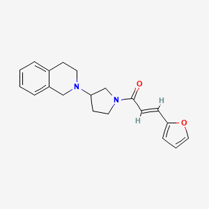 (E)-1-(3-(3,4-dihydroisoquinolin-2(1H)-yl)pyrrolidin-1-yl)-3-(furan-2-yl)prop-2-en-1-one