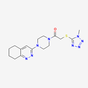 molecular formula C16H22N8OS B2608894 2-((1-甲基-1H-噻唑-5-基)硫)-1-(4-(5,6,7,8-四氢肉桂啉-3-基)哌嗪-1-基)乙酮 CAS No. 2034349-58-9