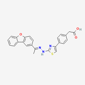 2-(4-{2-[(E)-2-(1-{8-oxatricyclo[7.4.0.0^{2,7}]trideca-1(9),2(7),3,5,10,12-hexaen-4-yl}ethylidene)hydrazin-1-yl]-1,3-thiazol-4-yl}phenyl)acetic acid