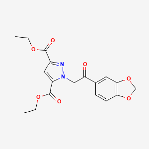 molecular formula C18H18N2O7 B2615030 diethyl 1-[2-(1,3-benzodioxol-5-yl)-2-oxoethyl]-1H-pyrazole-3,5-dicarboxylate CAS No. 1993058-81-3