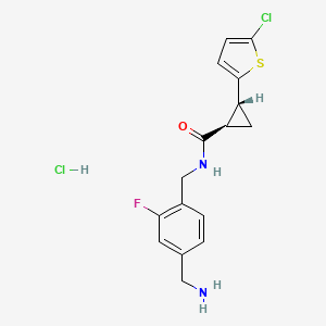 B2622577 (1R,2R)-N-[[4-(Aminomethyl)-2-fluorophenyl]methyl]-2-(5-chlorothiophen-2-yl)cyclopropane-1-carboxamide;hydrochloride CAS No. 2418595-17-0