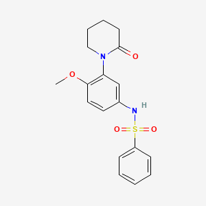 molecular formula C18H20N2O4S B2624914 N-[4-methoxy-3-(2-oxopiperidin-1-yl)phenyl]benzenesulfonamide CAS No. 941939-81-7
