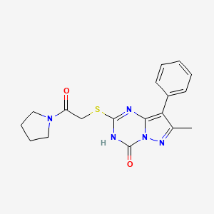 molecular formula C18H19N5O2S B2629969 7-甲基-2-((2-氧代-2-(吡咯啉-1-基)乙基)硫代)-8-苯基吡唑并[1,5-a][1,3,5]三嗪-4(3H)-酮 CAS No. 946323-01-9