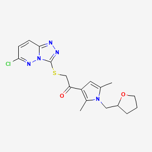 molecular formula C18H20ClN5O2S B2632628 2-({6-chloro-[1,2,4]triazolo[4,3-b]pyridazin-3-yl}sulfanyl)-1-{2,5-dimethyl-1-[(oxolan-2-yl)methyl]-1H-pyrrol-3-yl}ethan-1-one CAS No. 1057684-78-2