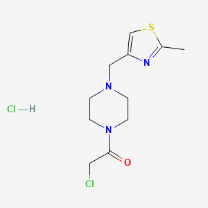 molecular formula C11H17Cl2N3OS B2635585 2-氯-1-[4-[(2-甲基-1,3-噻唑-4-基)甲基]哌嗪-1-基]乙酮；盐酸盐 CAS No. 2138534-27-5