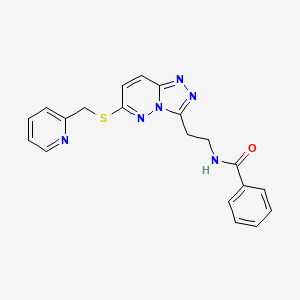 molecular formula C20H18N6OS B2639822 N-[2-(6-{[(pyridin-2-yl)methyl]sulfanyl}-[1,2,4]triazolo[4,3-b]pyridazin-3-yl)ethyl]benzamide CAS No. 872994-43-9