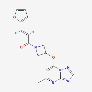 (2E)-3-(furan-2-yl)-1-[3-({5-methyl-[1,2,4]triazolo[1,5-a]pyrimidin-7-yl}oxy)azetidin-1-yl]prop-2-en-1-one