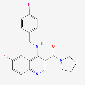 molecular formula C21H19F2N3O B2645301 (6-Fluoro-4-((4-fluorobenzyl)amino)quinolin-3-yl)(pyrrolidin-1-yl)methanone CAS No. 1326930-06-6