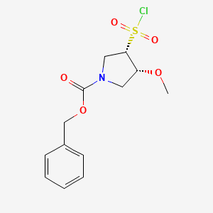 molecular formula C13H16ClNO5S B2647329 Benzyl (3S,4R)-3-chlorosulfonyl-4-methoxypyrrolidine-1-carboxylate CAS No. 2241141-21-7