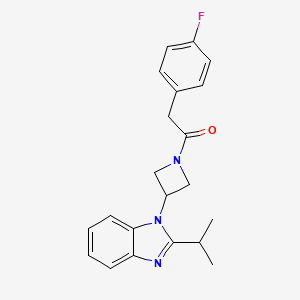 2-(4-Fluorophenyl)-1-[3-(2-propan-2-ylbenzimidazol-1-yl)azetidin-1-yl]ethanone