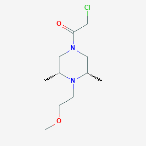 2-Chloro-1-[(3S,5R)-4-(2-methoxyethyl)-3,5-dimethylpiperazin-1-yl]ethanone