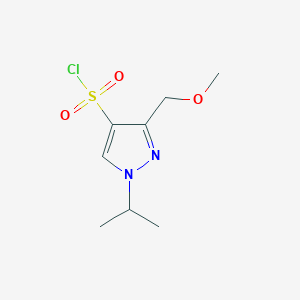 molecular formula C8H13ClN2O3S B2658917 1-isopropyl-3-(methoxymethyl)-1H-pyrazole-4-sulfonyl chloride CAS No. 1856070-49-9