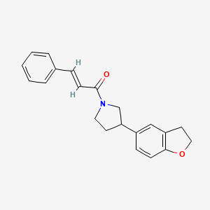 (2E)-1-[3-(2,3-dihydro-1-benzofuran-5-yl)pyrrolidin-1-yl]-3-phenylprop-2-en-1-one