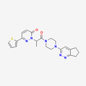 molecular formula C22H24N6O2S B2669432 2-(1-(4-(6,7-dihydro-5H-cyclopenta[c]pyridazin-3-yl)piperazin-1-yl)-1-oxopropan-2-yl)-6-(thiophen-2-yl)pyridazin-3(2H)-one CAS No. 2034565-77-8