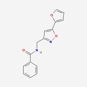molecular formula C15H12N2O3 B2671660 N-((5-(furan-2-yl)isoxazol-3-yl)methyl)benzamide CAS No. 1105240-46-7