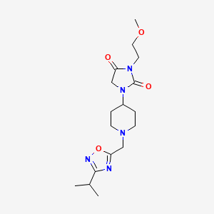 1-(1-((3-Isopropyl-1,2,4-oxadiazol-5-yl)methyl)piperidin-4-yl)-3-(2-methoxyethyl)imidazolidine-2,4-dione