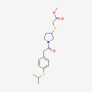 Methyl 2-[(1-{2-[4-(propan-2-ylsulfanyl)phenyl]acetyl}pyrrolidin-3-yl)sulfanyl]acetate
