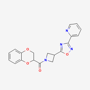 (2,3-Dihydrobenzo[b][1,4]dioxin-2-yl)(3-(3-(pyridin-2-yl)-1,2,4-oxadiazol-5-yl)azetidin-1-yl)methanone