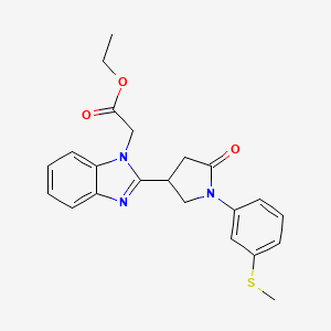 molecular formula C22H23N3O3S B2683241 乙酸(2-{1-[3-(甲硫)苯基]-5-氧代吡咯烷-3-基}-1H-苯并咪唑-1-基)酯 CAS No. 890639-33-5