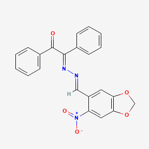 (2E)-2-[(E)-(6-nitro-1,3-benzodioxol-5-yl)methylidenehydrazinylidene]-1,2-diphenylethanone