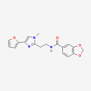 molecular formula C18H17N3O4 B2685670 N-(2-(4-(furan-2-yl)-1-methyl-1H-imidazol-2-yl)ethyl)benzo[d][1,3]dioxole-5-carboxamide CAS No. 1421441-85-1