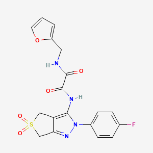 molecular formula C18H15FN4O5S B2691438 N-[2-(4-fluorophenyl)-5,5-dioxo-2H,4H,6H-5lambda6-thieno[3,4-c]pyrazol-3-yl]-N'-[(furan-2-yl)methyl]ethanediamide CAS No. 899989-60-7