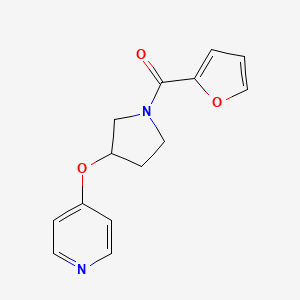 molecular formula C14H14N2O3 B2698674 Furan-2-yl(3-(pyridin-4-yloxy)pyrrolidin-1-yl)methanone CAS No. 2034617-36-0
