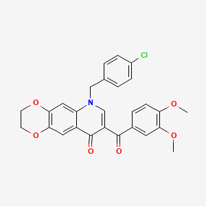 molecular formula C27H22ClNO6 B2700449 6-[(4-Chlorophenyl)methyl]-8-(3,4-dimethoxybenzoyl)-2,3-dihydro-[1,4]dioxino[2,3-g]quinolin-9-one CAS No. 866808-18-6
