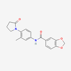molecular formula C19H18N2O4 B2700628 N-[3-methyl-4-(2-oxopyrrolidin-1-yl)phenyl]-2H-1,3-benzodioxole-5-carboxamide CAS No. 941933-43-3