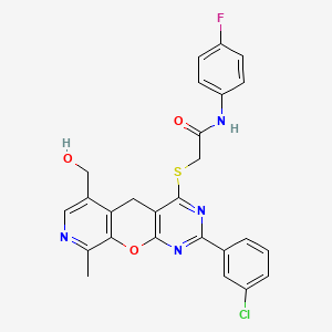 molecular formula C26H20ClFN4O3S B2702722 2-[[5-(3-chlorophenyl)-11-(hydroxymethyl)-14-methyl-2-oxa-4,6,13-triazatricyclo[8.4.0.03,8]tetradeca-1(10),3(8),4,6,11,13-hexaen-7-yl]sulfanyl]-N-(4-fluorophenyl)acetamide CAS No. 892383-41-4