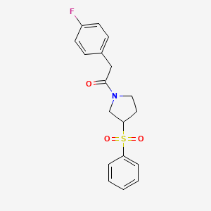 molecular formula C18H18FNO3S B2702808 1-[3-(benzenesulfonyl)pyrrolidin-1-yl]-2-(4-fluorophenyl)ethan-1-one CAS No. 1706328-36-0
