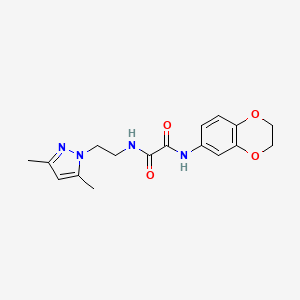 molecular formula C17H20N4O4 B2713257 N'-(2,3-dihydro-1,4-benzodioxin-6-yl)-N-[2-(3,5-dimethyl-1H-pyrazol-1-yl)ethyl]ethanediamide CAS No. 1210420-64-6