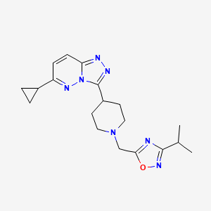 4-{6-Cyclopropyl-[1,2,4]triazolo[4,3-b]pyridazin-3-yl}-1-{[3-(propan-2-yl)-1,2,4-oxadiazol-5-yl]methyl}piperidine